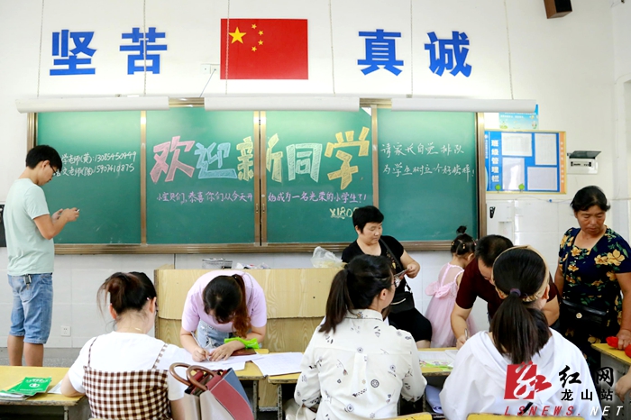 新生报名 贴心服务 思源有"妙招"