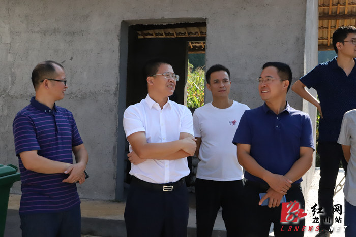 刘雄辉一行在青龙村调研精准脱贫工作