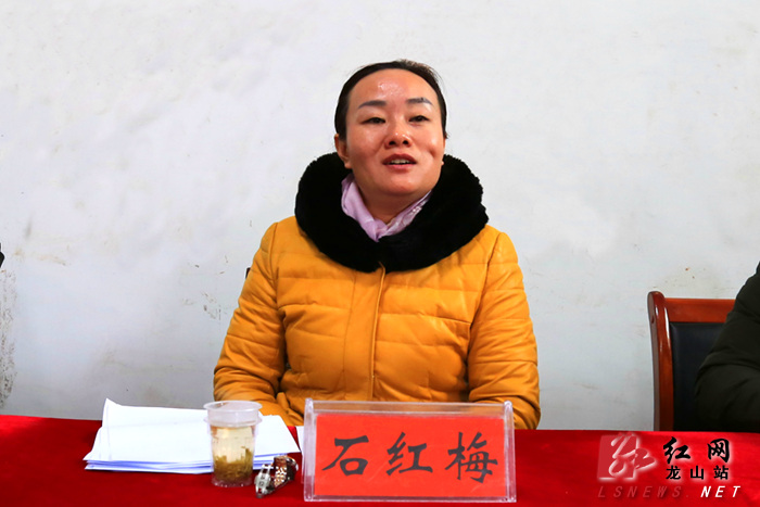 石红梅到里耶镇树木村为基层党员上党课