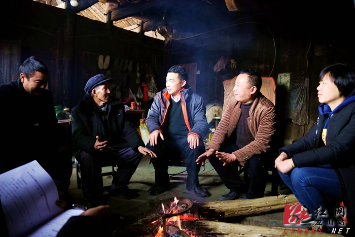 龙山县人民政府-符家波深入茅坪乡走访慰问