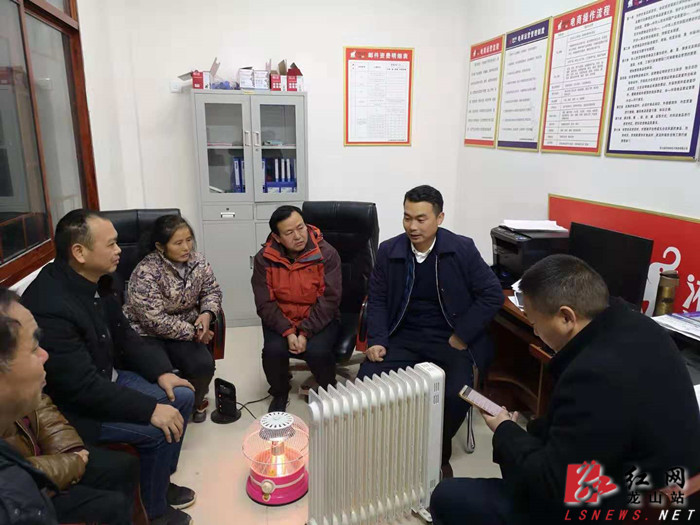 符家波到桂塘镇督查指导精准扶贫迎省检工作