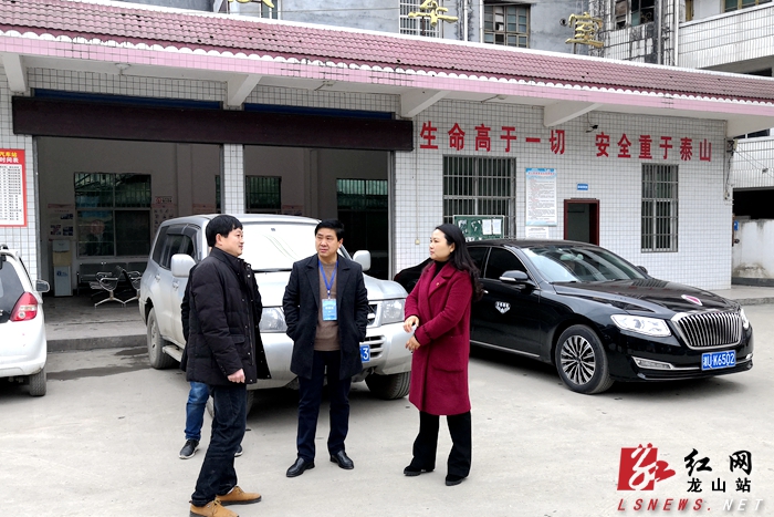龙山县人民政府-李冬梅到客运站检查春运工作