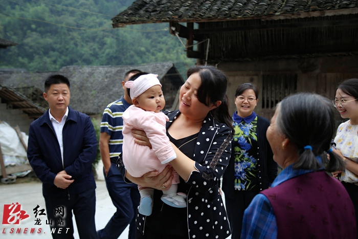龙山县人民政府-时荣芬到洗车河镇调研脱贫攻坚和产业建设
