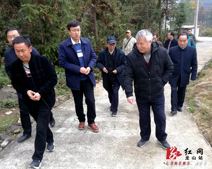 离退休州领导来龙山调研脱贫攻坚