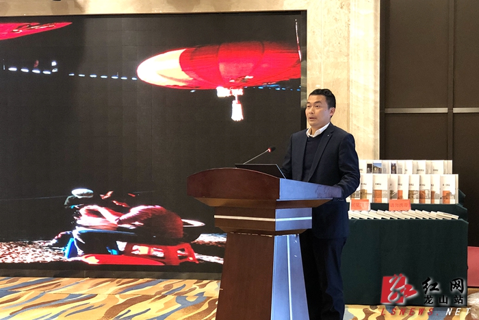 县委常委,县委办主任符家波作经验交流发言