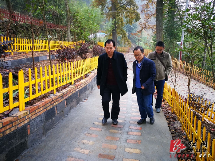 龙山县人民政府-刘昌顺深入洛塔乡烈坝村调研村级服务平台建设和美丽