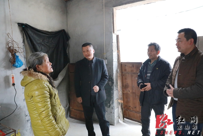 龙山县人民政府-黄勇走访慰问里耶镇困难群众