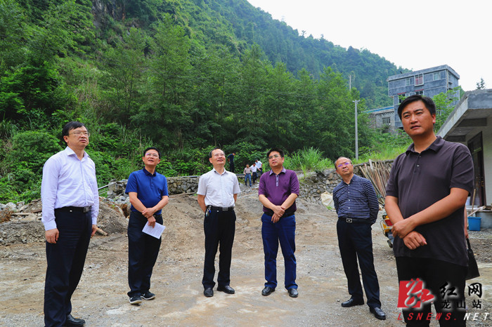 周震虹来龙山县督查指导易地扶贫搬迁工作