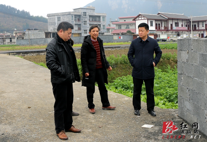 印道其深入召市镇督查指导脱贫攻坚工作