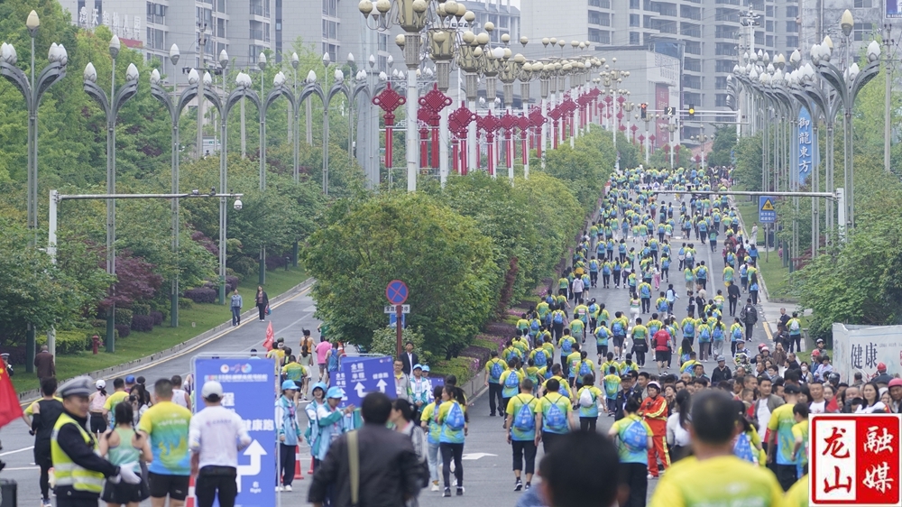 龙腾健康 凤舞欢乐——2024湘鄂龙凤双城马拉松举行 2万余跑者跨省开跑